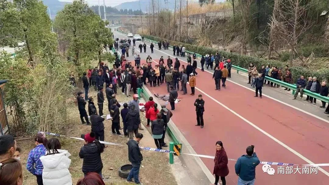 南部茶馆-南部陵江在线南部定升路惨烈车祸，两人当场身亡！南部陵江在线(1)