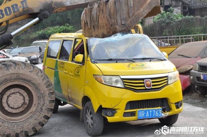 南部茶馆-南部陵江在线南部集中销毁5辆已达报废尺度的营运车辆南部陵江在线(3)