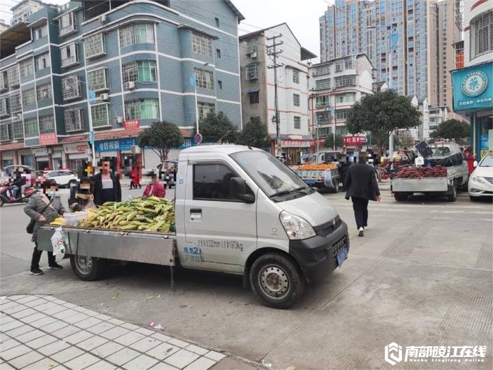 南部茶馆-南部陵江在线商贩卖卖卖，道路堵堵堵，行人难难难南部陵江在线(4)